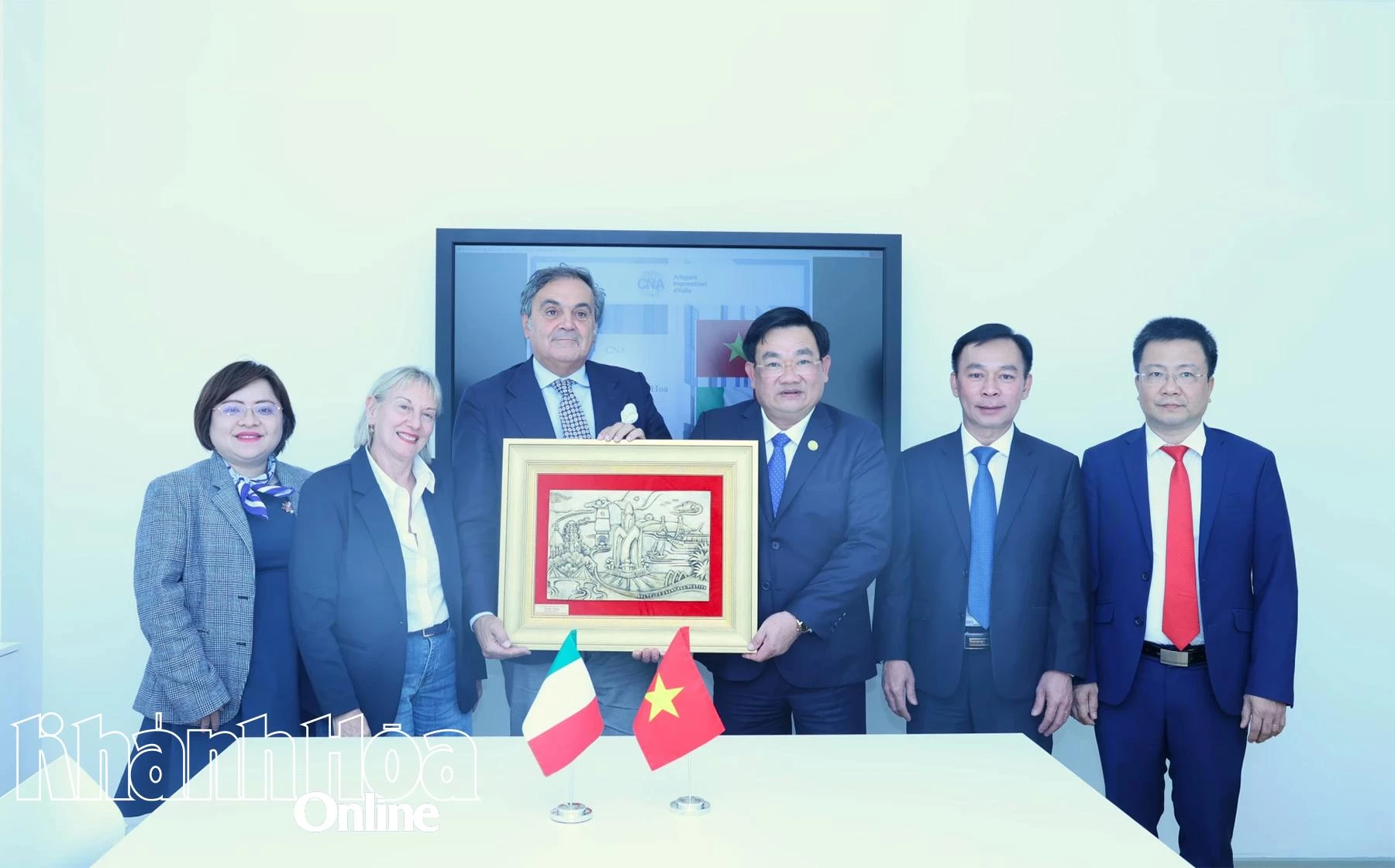 Phó Chủ tịch UBND tỉnh Trịnh Minh Hoàng tặng quà cho đại diện Hiệp hội Doanh nghiệp nhỏ và vừa Italia.
