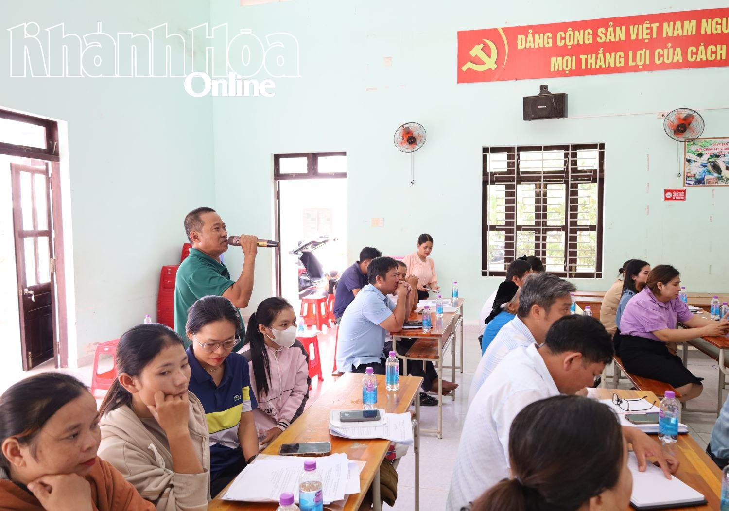 Cử tri nên ý kiến kiến nghị tại buổi tiếp xúc.