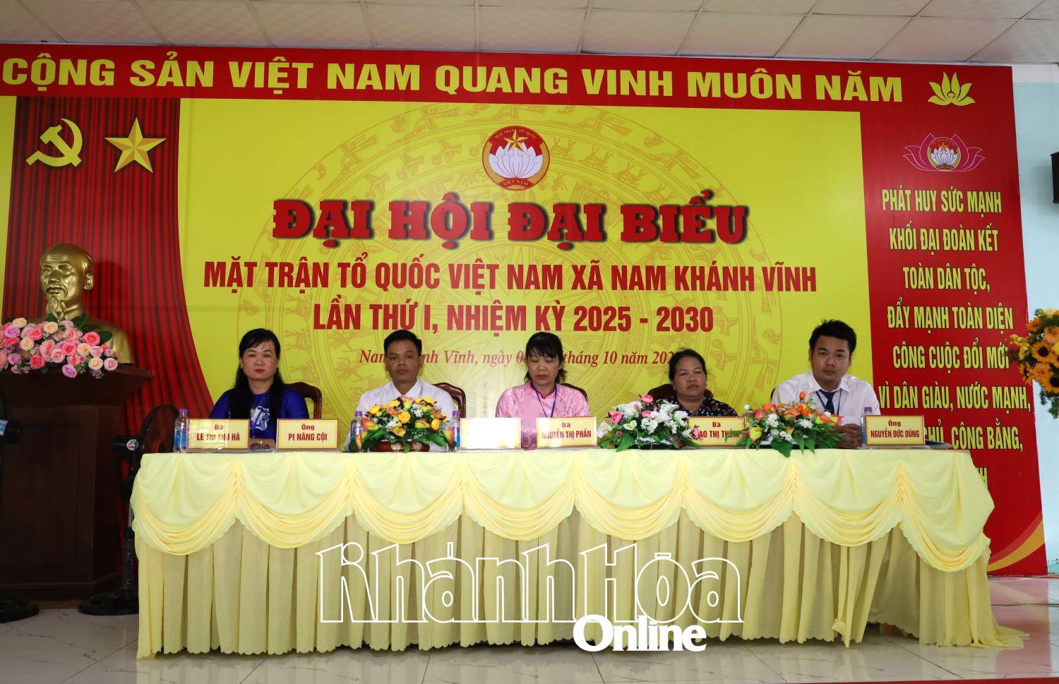 Đoàn chủ tịch điều hành đại hội.