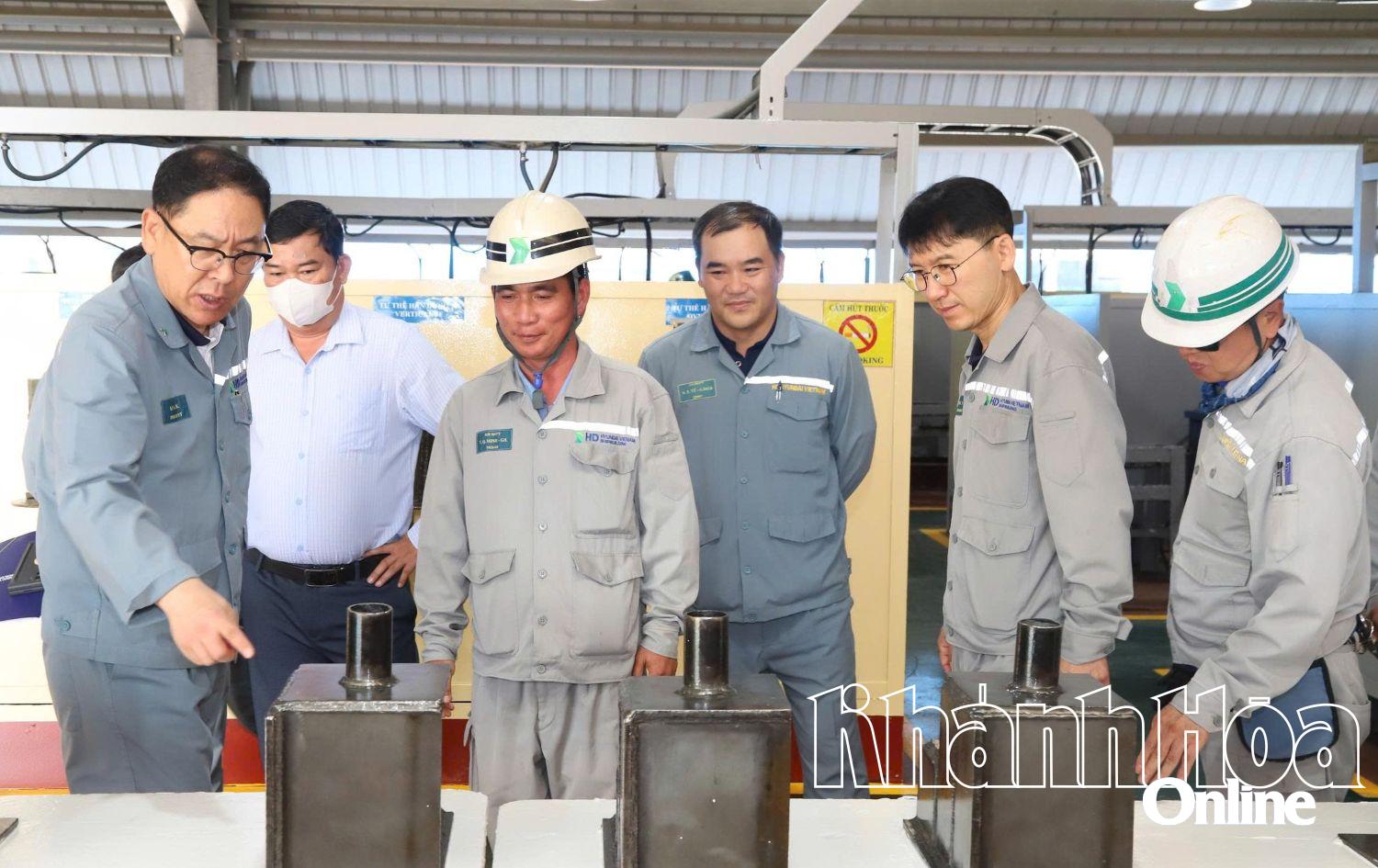 Lãnh đạo Công ty TNHH Đóng tàu HD Hyundai Việt Nam và các đại biểu xem các sản phẩm do thí sinh thực hiện qua hội thi.