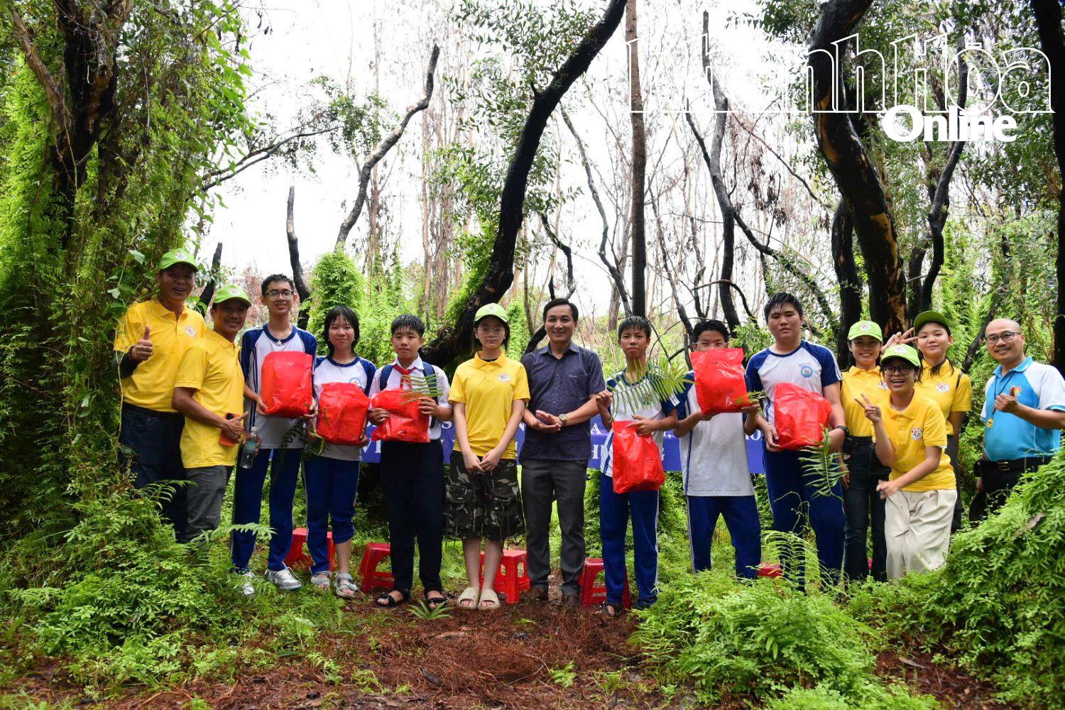 Thầy Nguyễn Anh Hữu - Phó Hiệu trưởng phụ trách nhà trường tặng quà cho các học sinh trả lời đúng câu hỏi trong chương trình. 