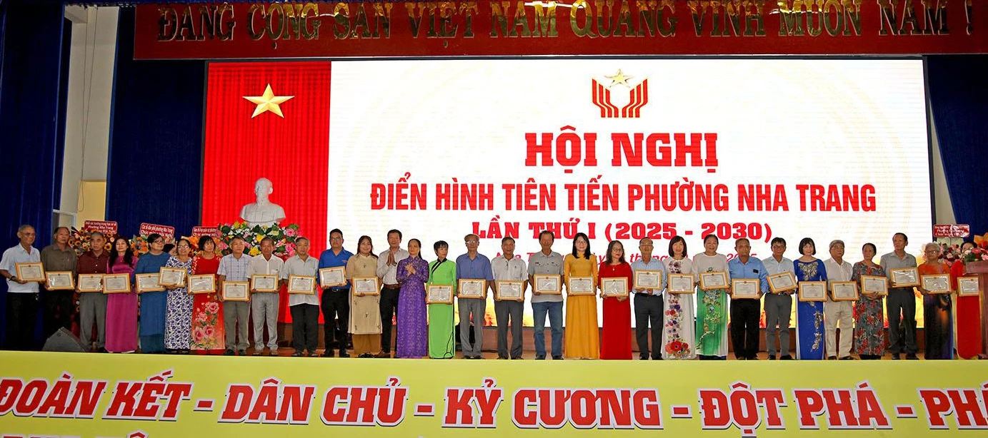 Các cá nhân điển hình tiên tiến được nhận giấy khen.