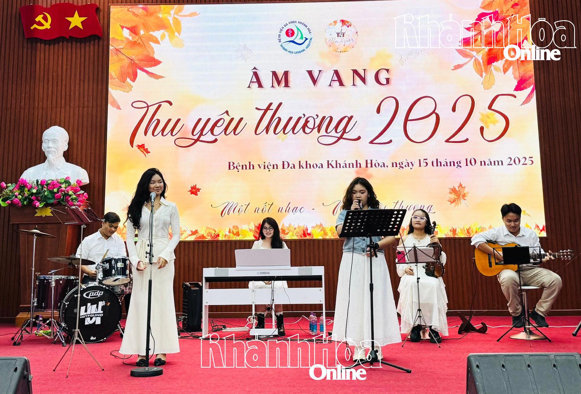 Các thành viên nhóm nhạc Âm Vang biểu diễn các tiết mục văn nghệ tại chương trình.