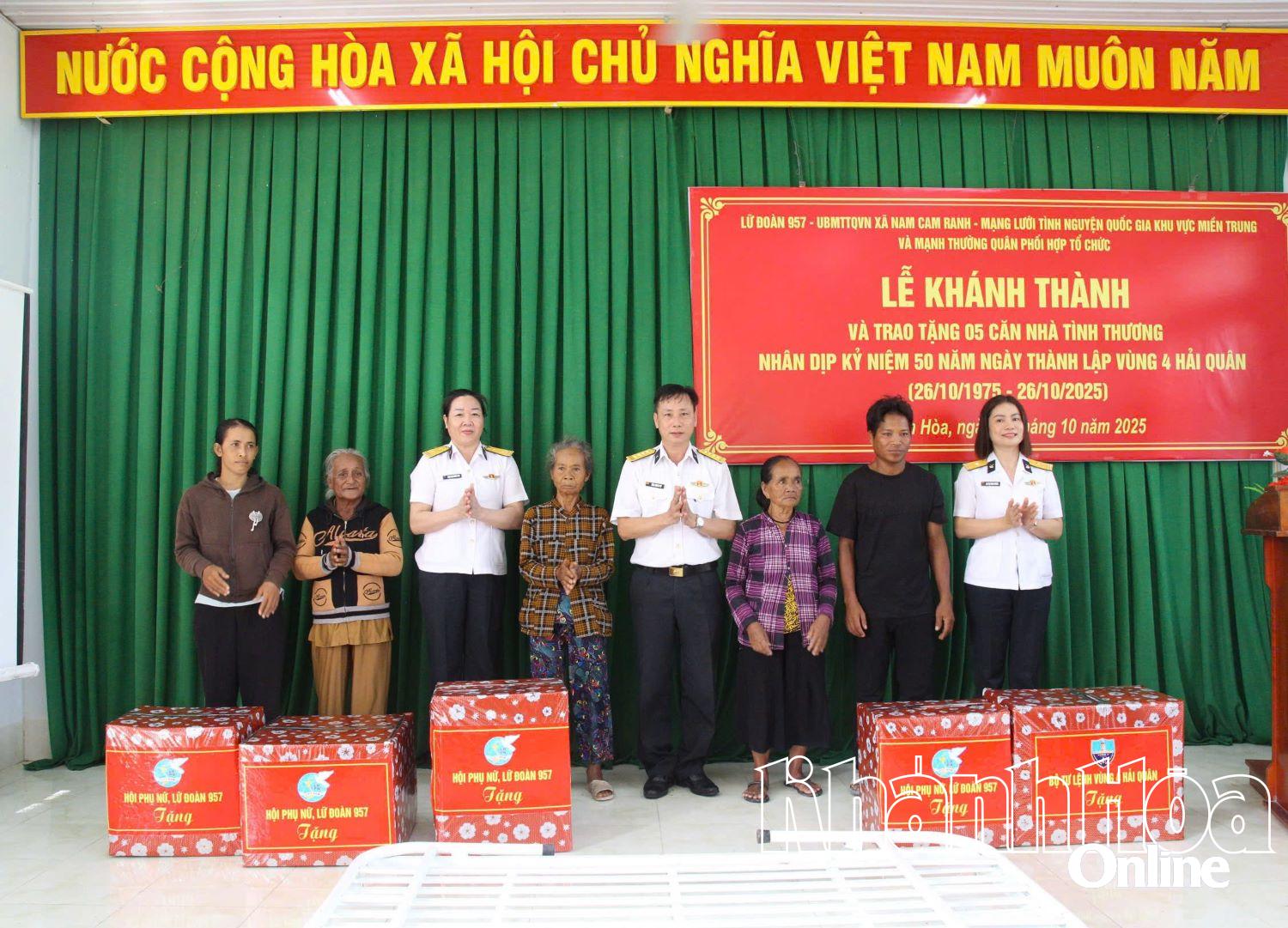 Chỉ huy Lữ đoàn 957 và Hội Phụ nữ tặng quà cho các gia đình