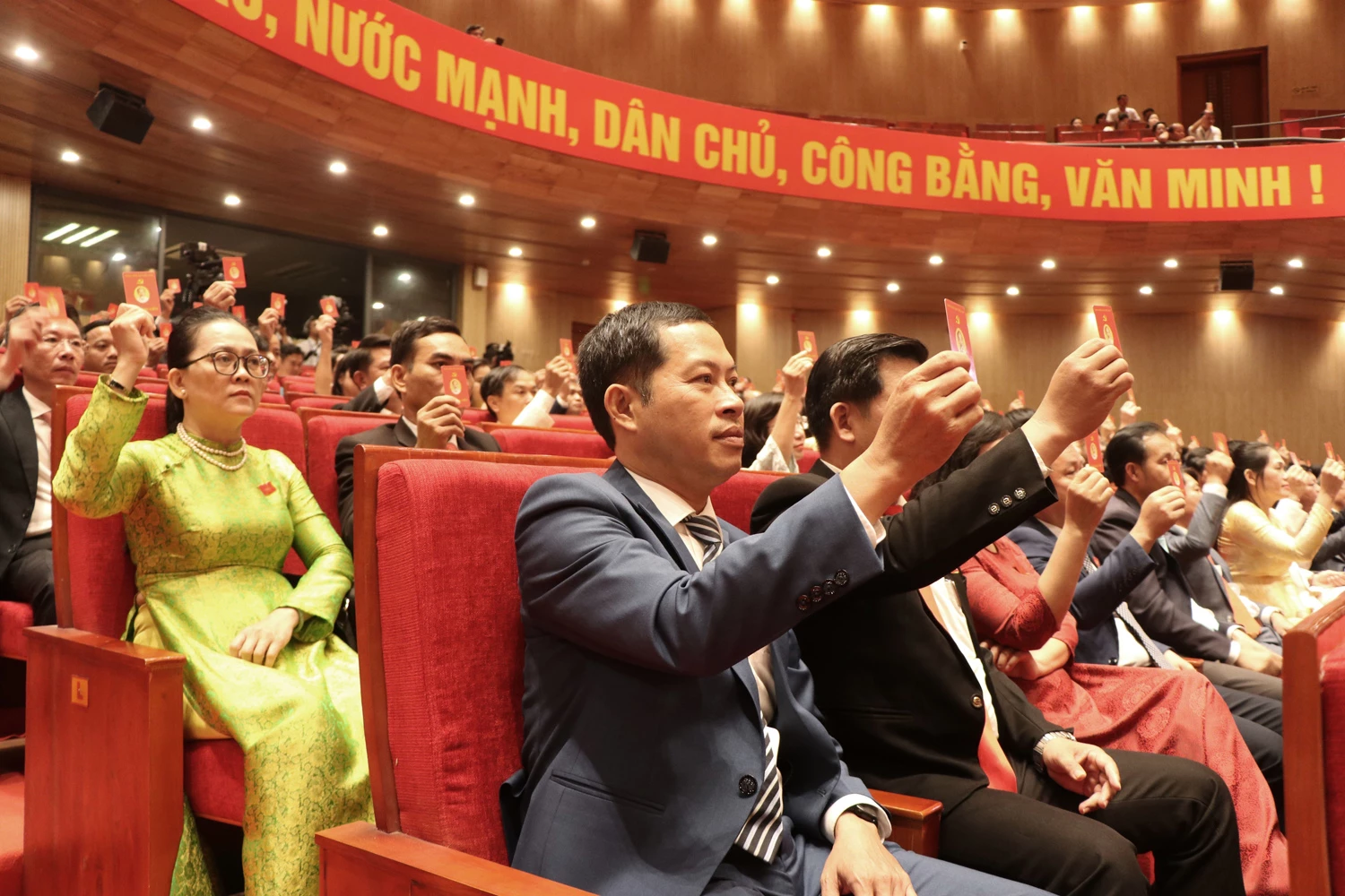 Đại biểu biểu quyết thông qua dự thảo Nghị quyết Đại hội Đảng bộ thành phố Huế lần thứ XVII, nhiệm kỳ 2025 - 2030_Ảnh: TTXVN