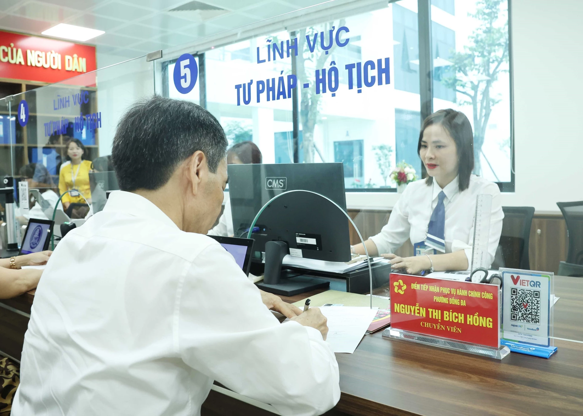 Giải quyết thủ tục hành chính tại Trung tâm phục vụ hành chính công phường Đống Đa, thành phố Hà Nội _Ảnh: TTXVN

