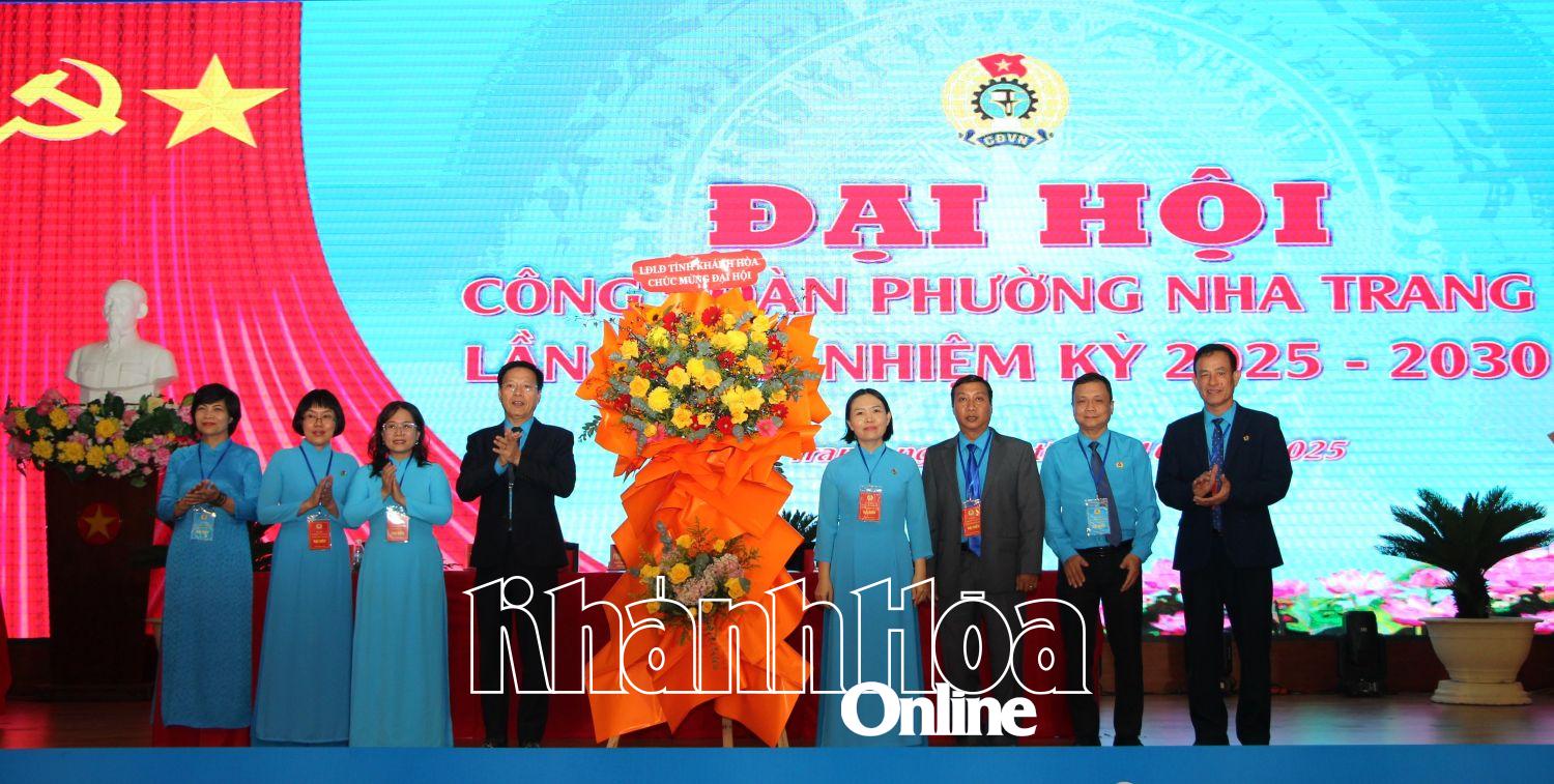 Lãnh đạo Liên đoàn Lao động tỉnh tặng hoa chúc mừng đại hội.