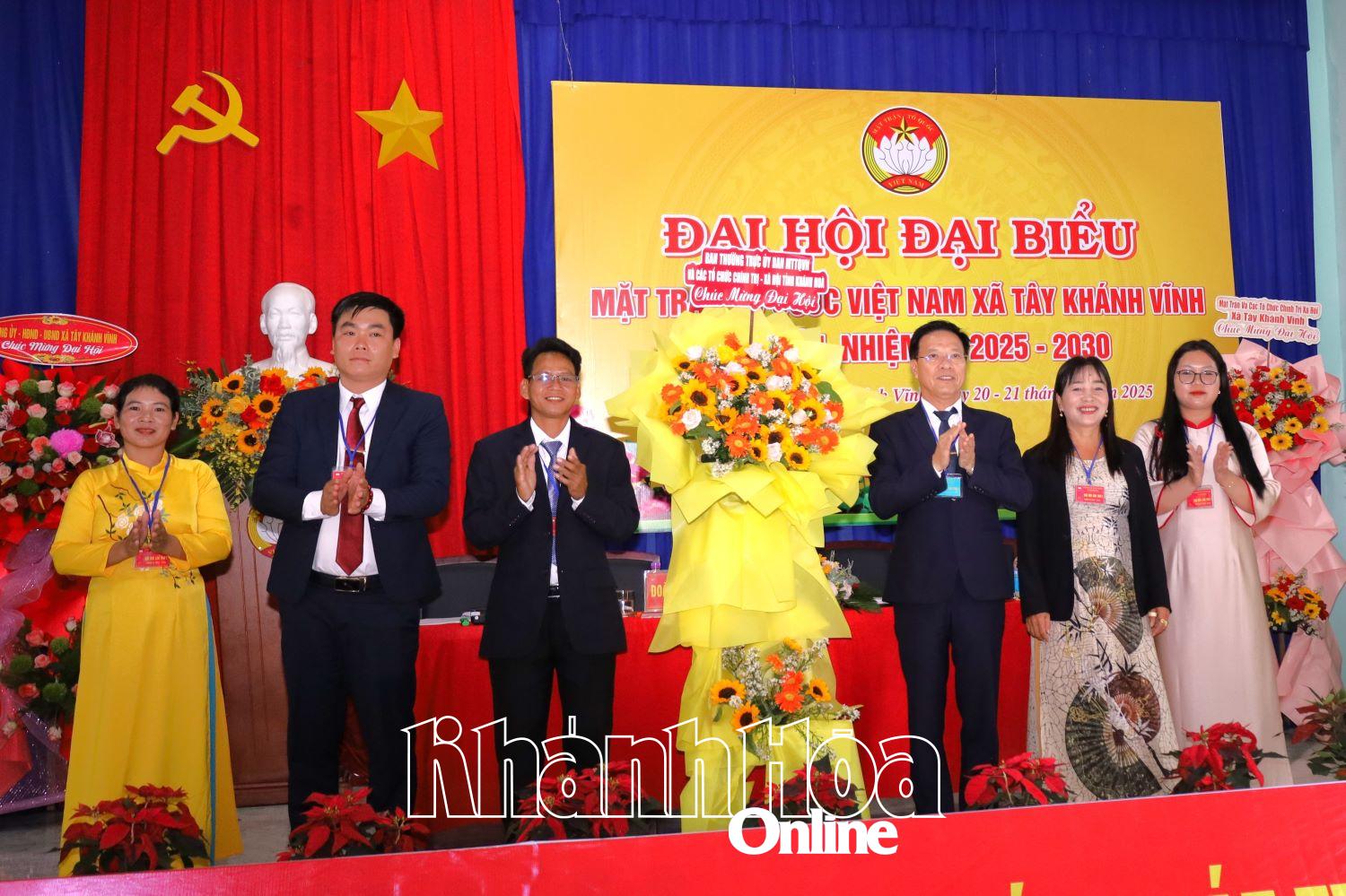 Đồng chí Phan Thanh Liêm tặng hoa chúc mừng đại hội.