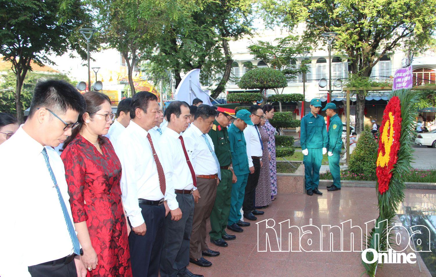 Các đại biểu mặc niệm tưởng nhớ công ơn các anh hùng, liệt sĩ 23 tháng 10.