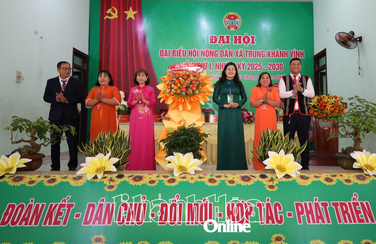 Đồng chí Phan Thị Ngân Hạnh tặng hoa chúc mừng đại hội.