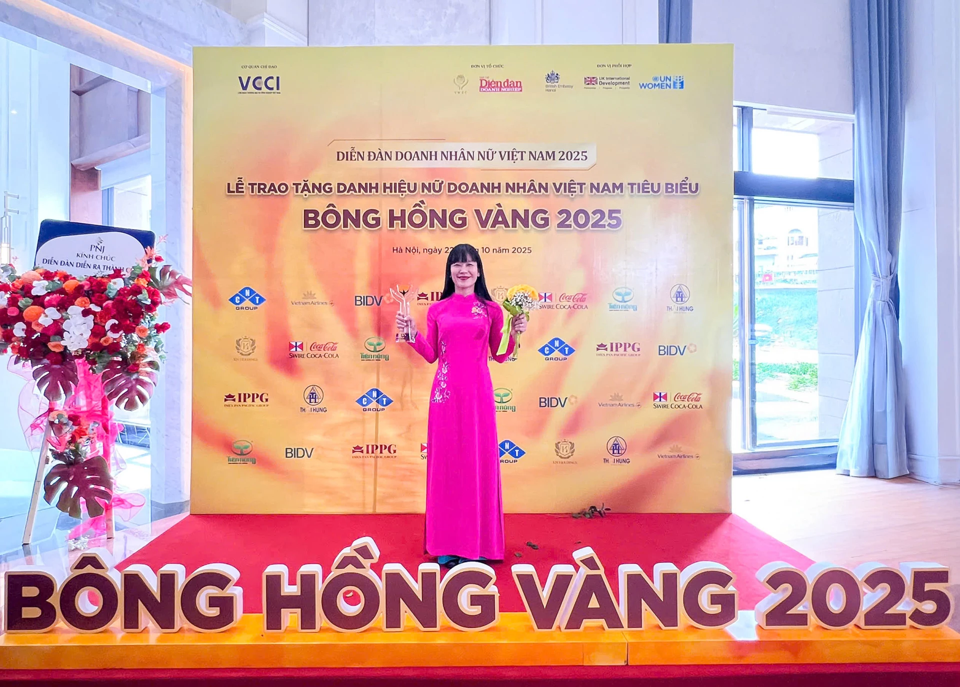 Trinh Thi Hong Van posing for photo at the award ceremony