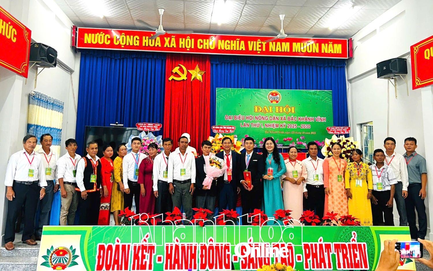 Lãnh đạo Hội Nông dân tỉnh và Đảng ủy xã Bắc Khánh Vĩnh trao quyết định và tặng hoa chúc mừng Ban Chấp hành Hội Nông dân xã nhiệm kỳ mới.