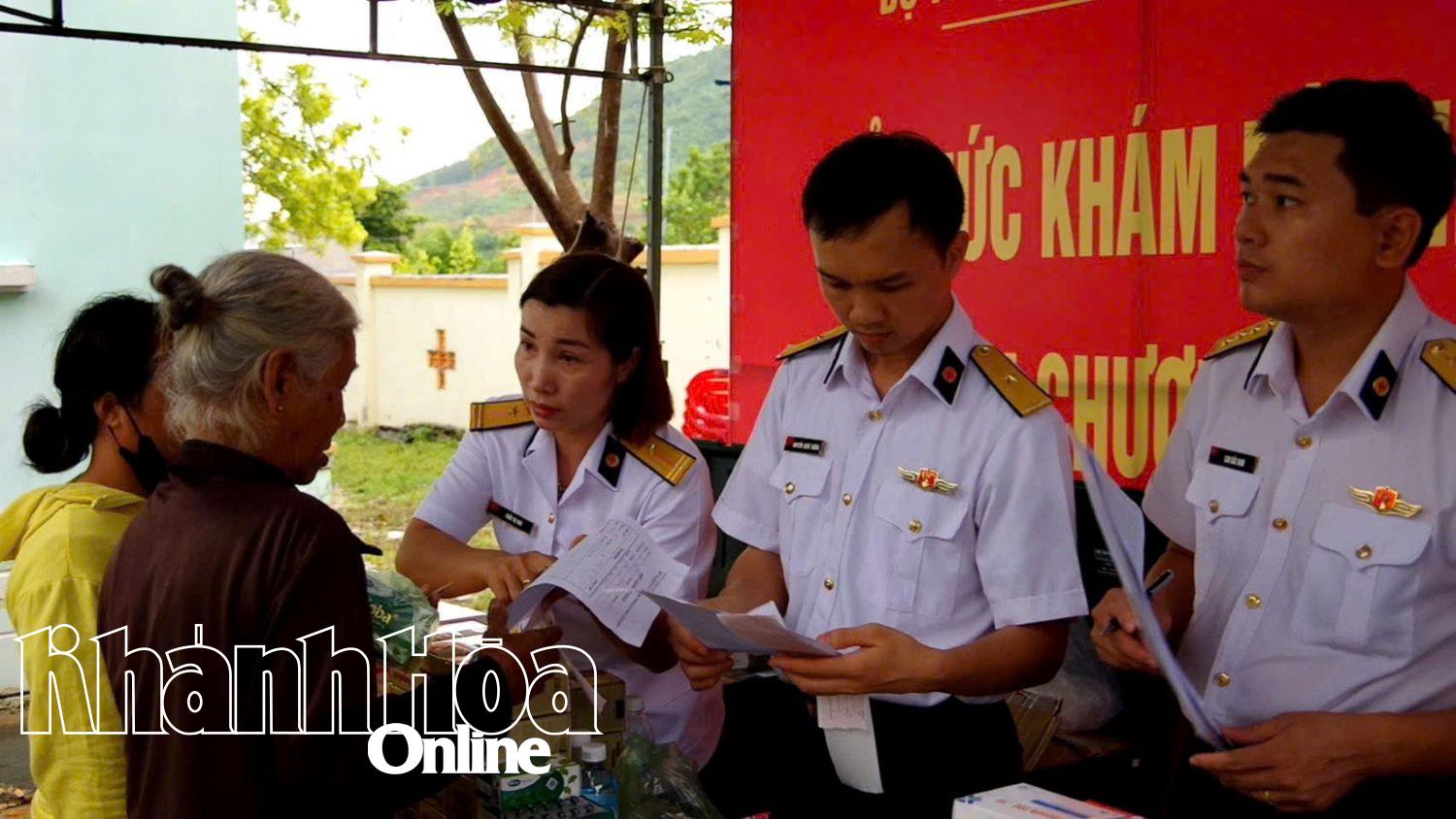 Y bác sĩ hát thuốc miễn phí cho bà con