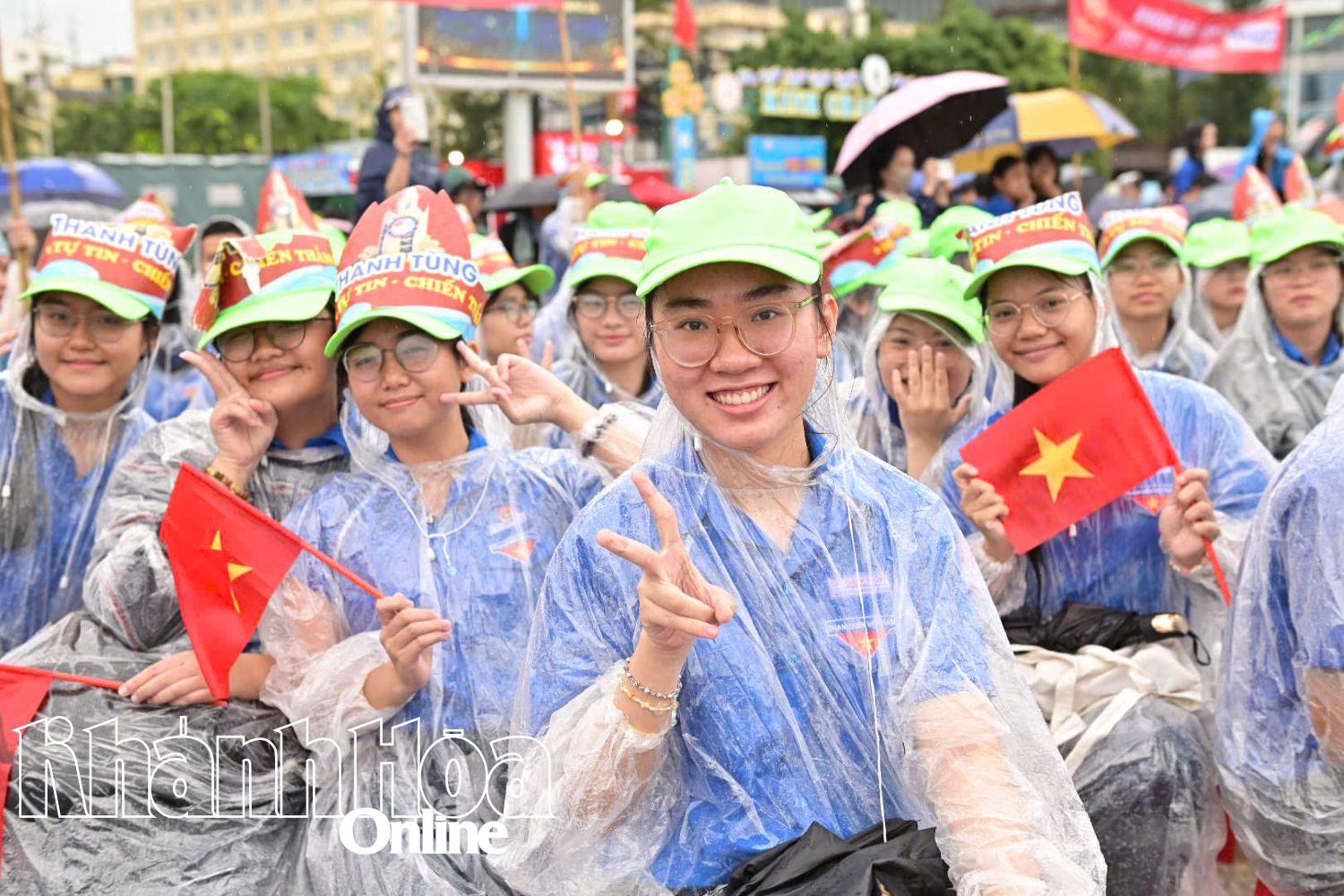 Đông đảo học sinh cổ vũ cho Thanh Tùng.
