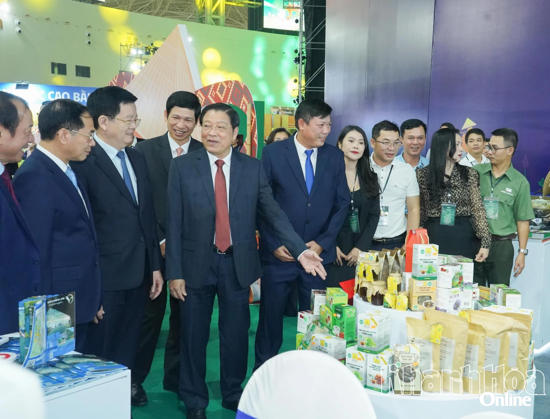 Các đồng chí lãnh đạo Đảng, Nhà nước tham quan một gian hàng.