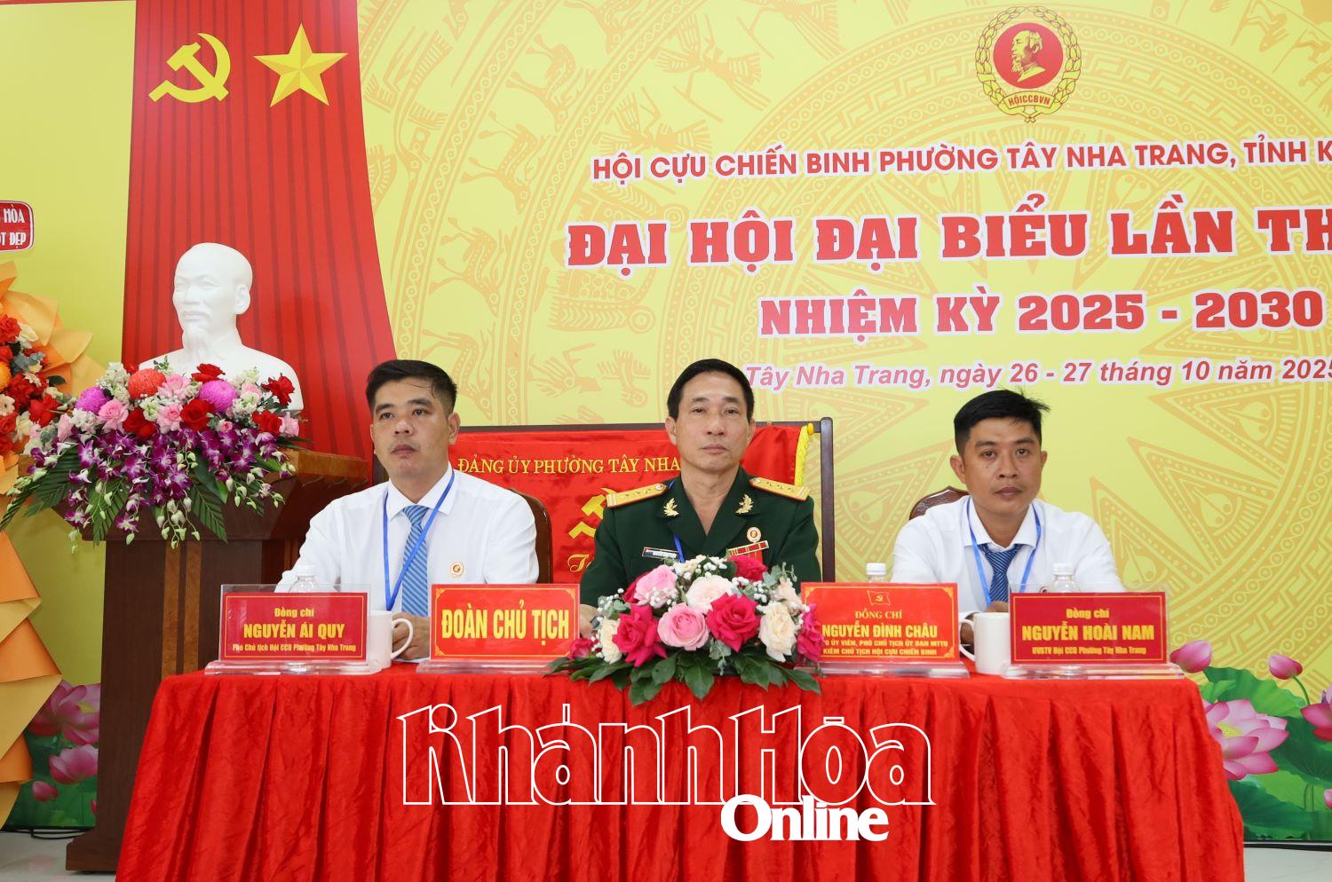 Đoàn Chủ tịch điều hành đại hội.