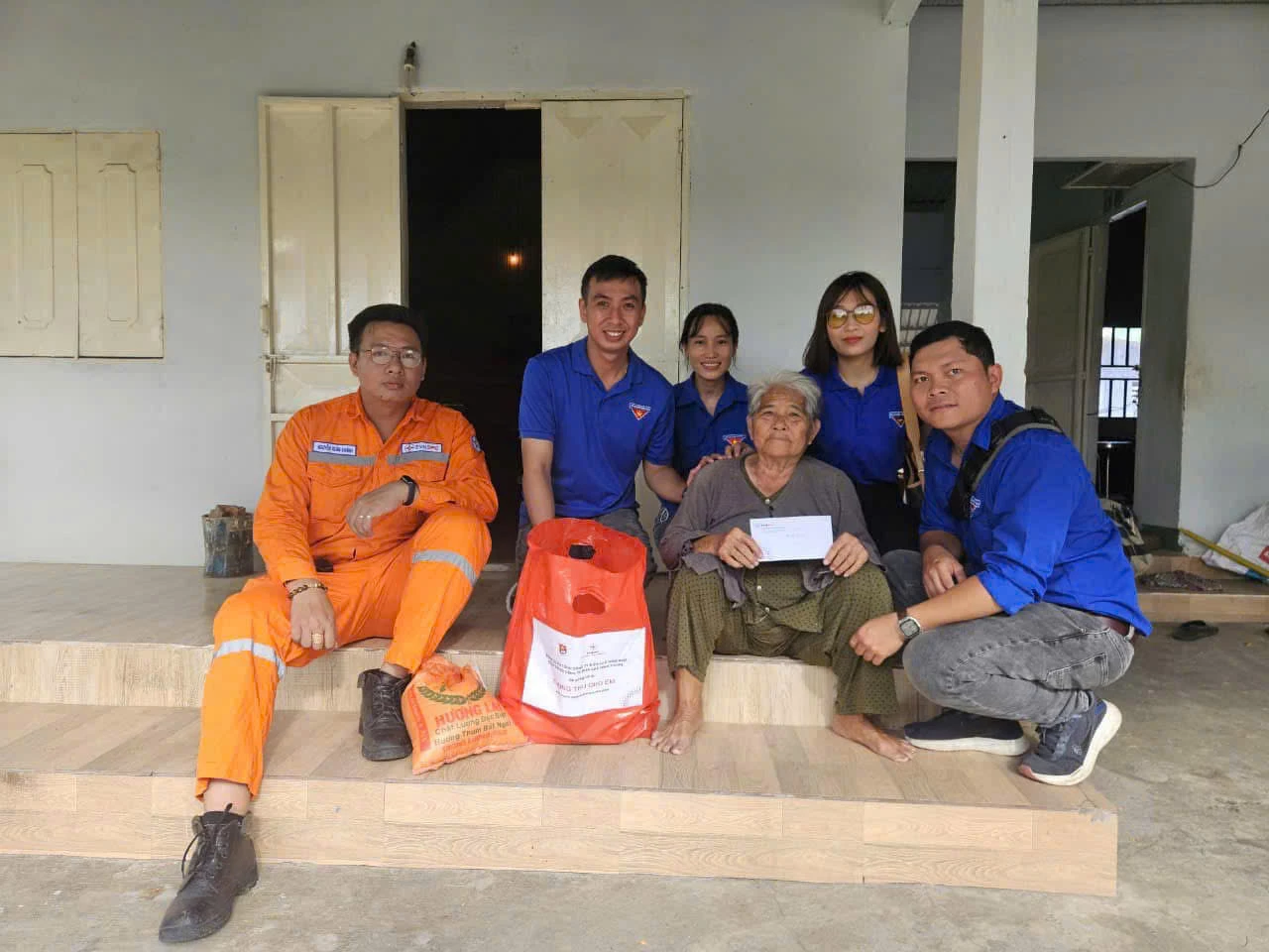 ĐVTN Công ty Điện lực Ninh Thuận tổ chức thăm tặng quà cho các hộ có hoàn cảnh khó khăn