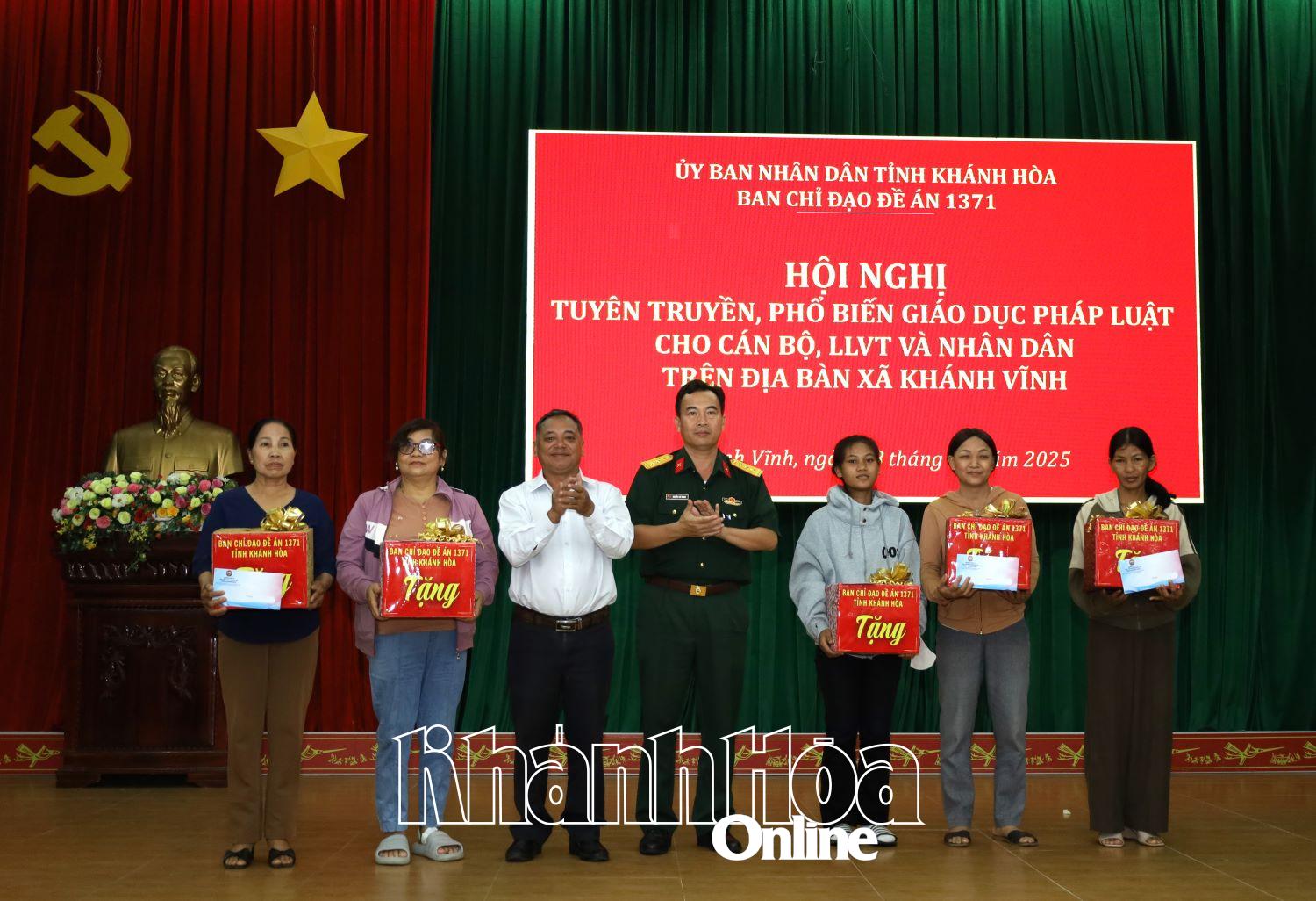 Ban tổ chức tặng quà cho các đối tượng tiêu biểu tại xã Khánh Vĩnh.