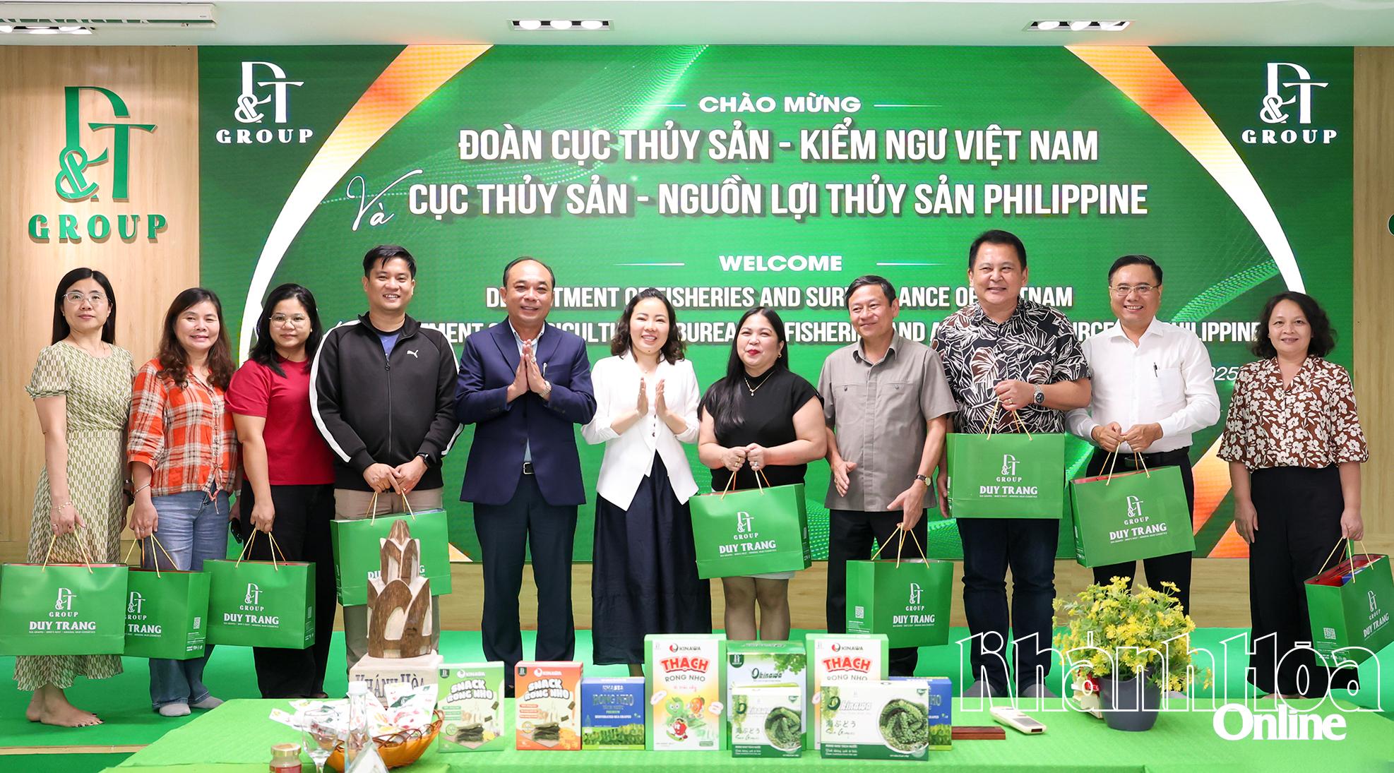 D&T Groups leadership presenting gifts to the delegations

