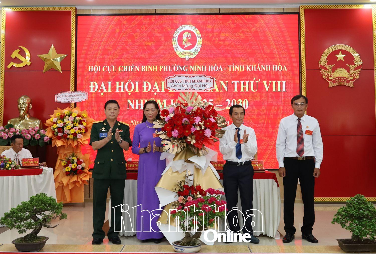 Lãnh đạo Hội Cựu chiến binh tỉnh tặng hoa chúc mừng đại hội.