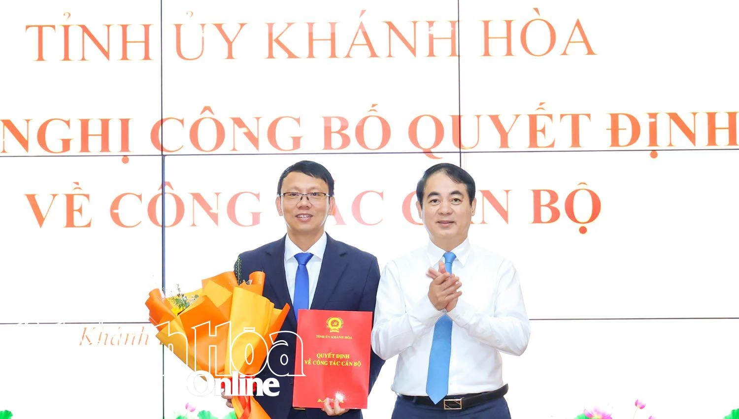 Bí thư Tỉnh ủy Nghiêm Xuân Thành trao quyết định cho đồng chí Nguyễn Thanh Hà.
