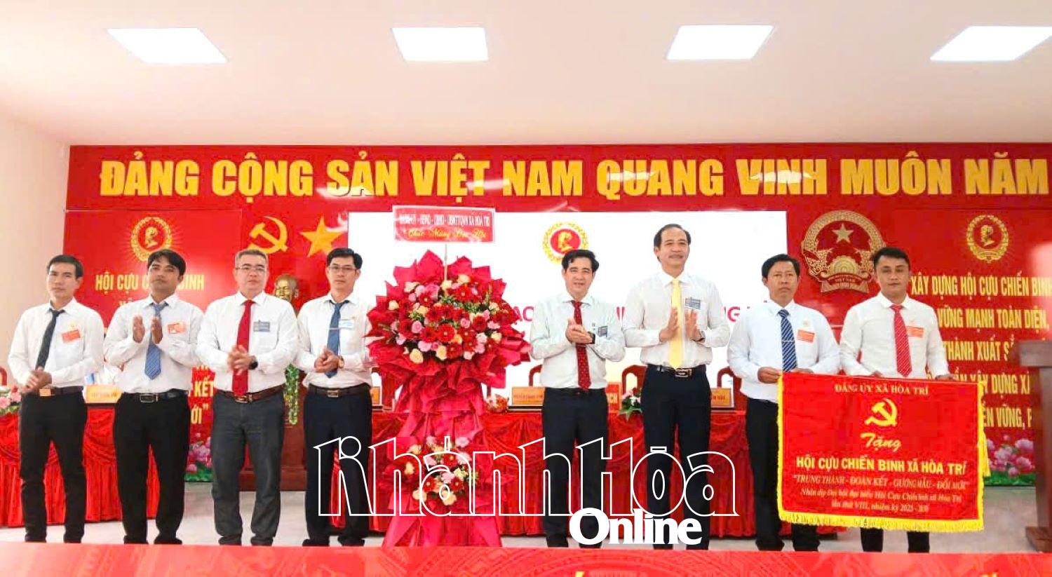 Lãnh đạo xã tặng bức trướng và hoa chúc mừng đại hội.