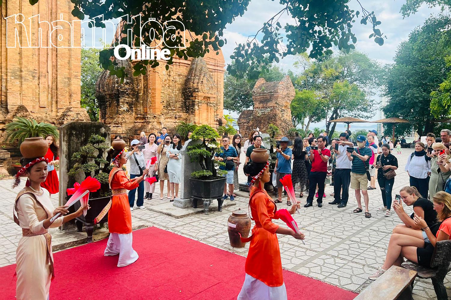 Cham dance performances at national special monument Po Nagar Temple (Photo: XUAN THANH)