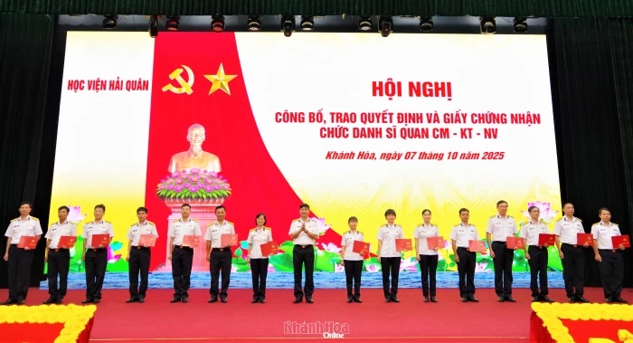 Học viện Hải quân trao các quyết định công nhận chức danh sĩ quan chuyên môn - kỹ thuật - nghiệp vụ