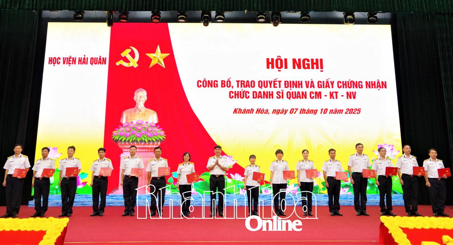 Thủ trưởng Học viện Hải quân trao quyết định và giấy chứng nhận chức danh giảng viên chính cho cán bộ, giảng viên.