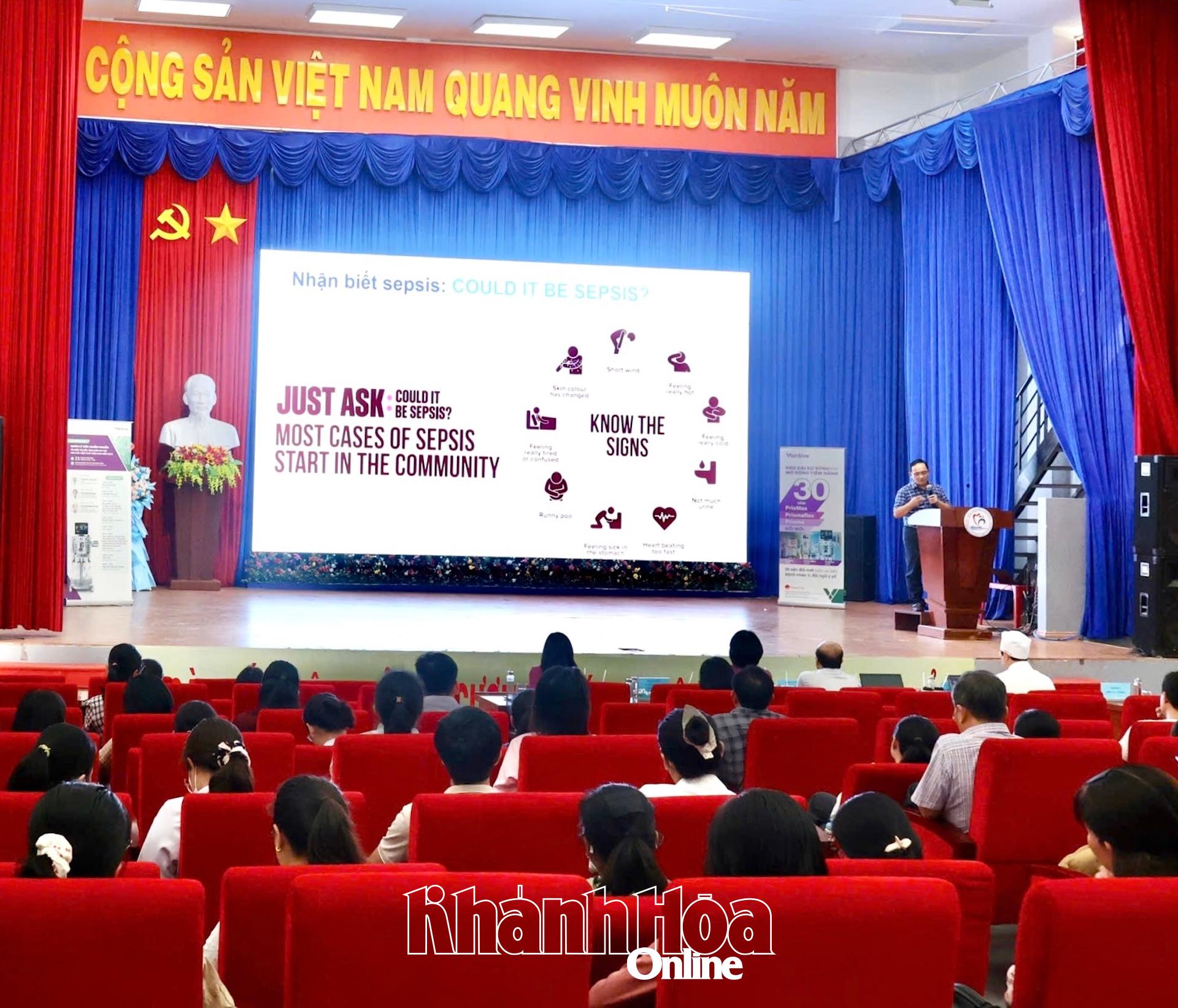 Các học viên nghe chuyên gia trình bày chuyên đề về sốc nhiễm khuẩn