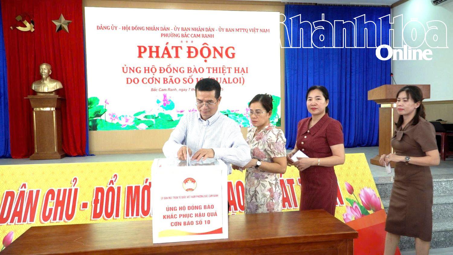 Các cán bộ, công chức, viên chức phường Bắc Cam Ranh ủng hộ đồng bào các tỉnh bị thiệt hại do bão.