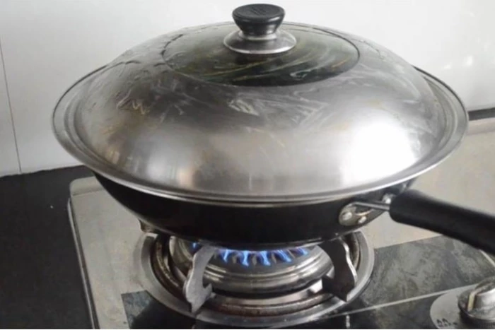 Không cần cọ, nắp nồi vẫn sạch bóng nhờ mẹo này