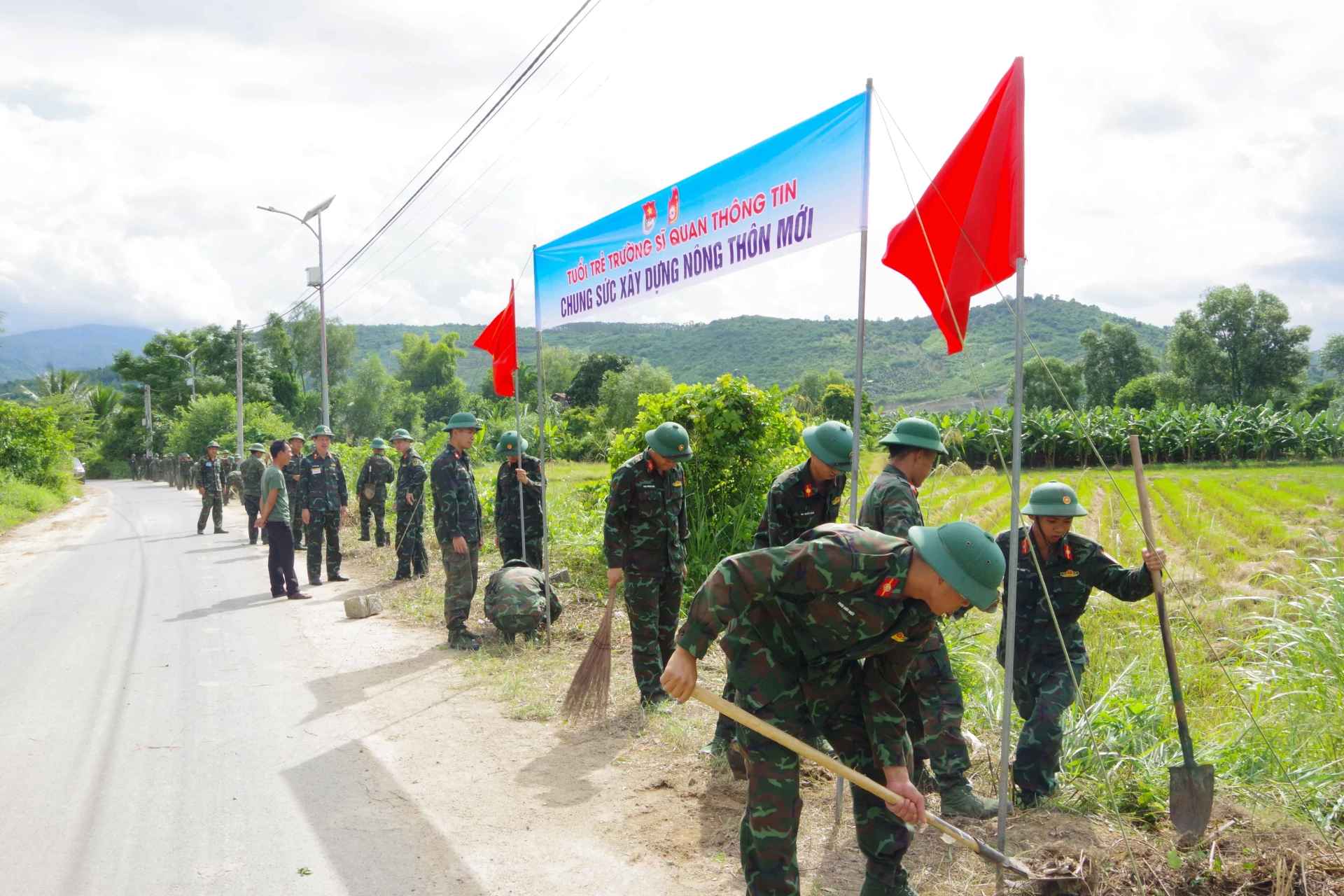 Đoàn viên, thanh niên nhà trường tham gia dọn vệ sinh kênh mương.