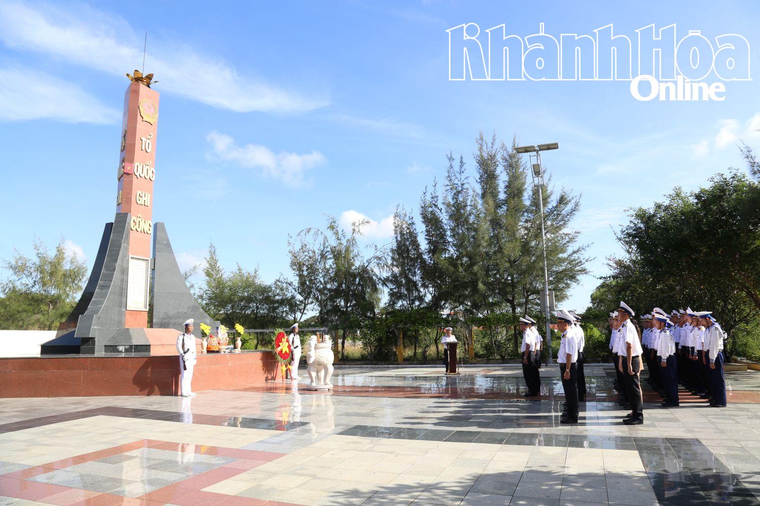 Dâng hương tại Đài tưởng niệm liệt sĩ tù chính trị Cam Ranh.