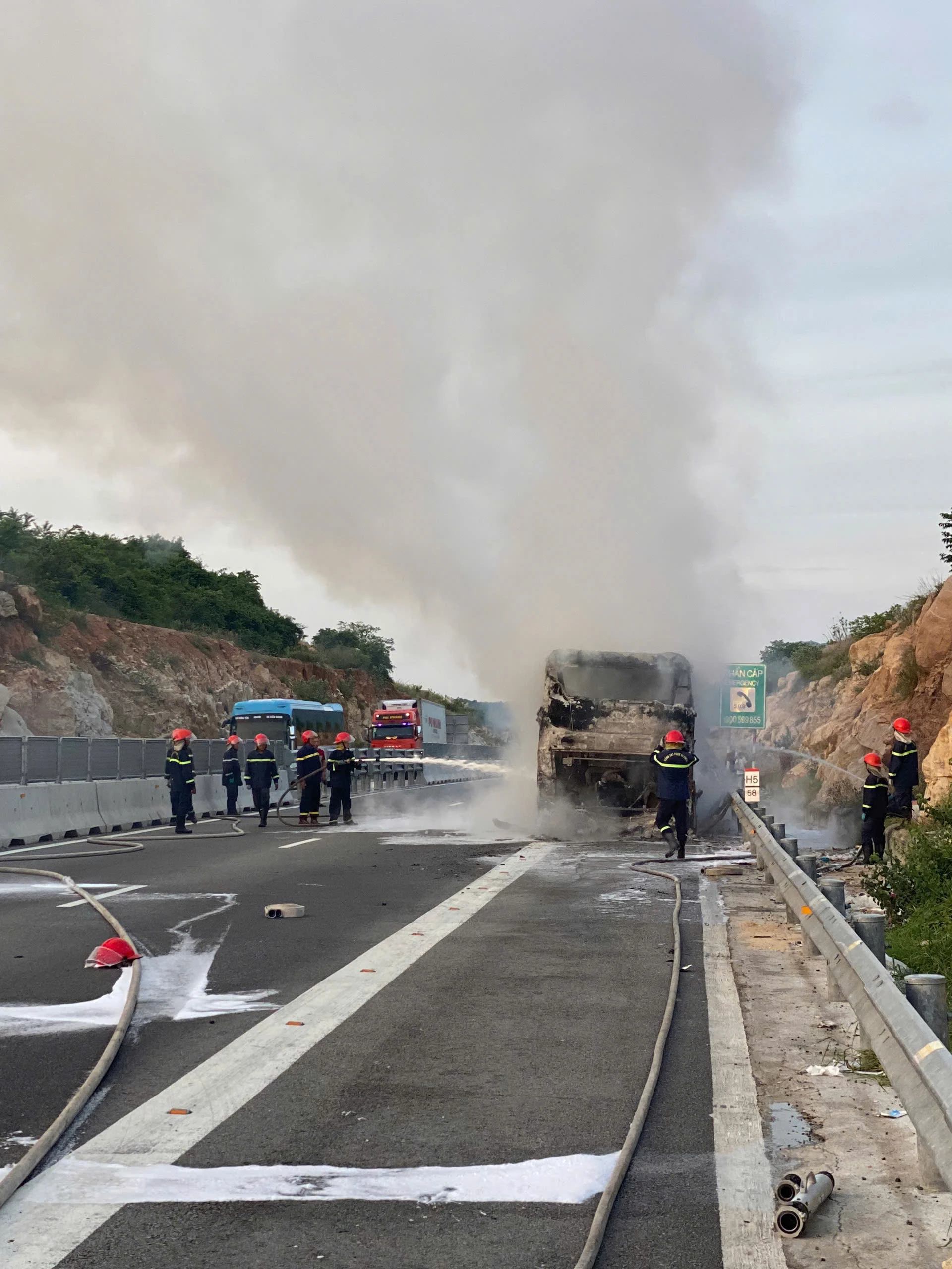 Xe khách bị cháy rụi.