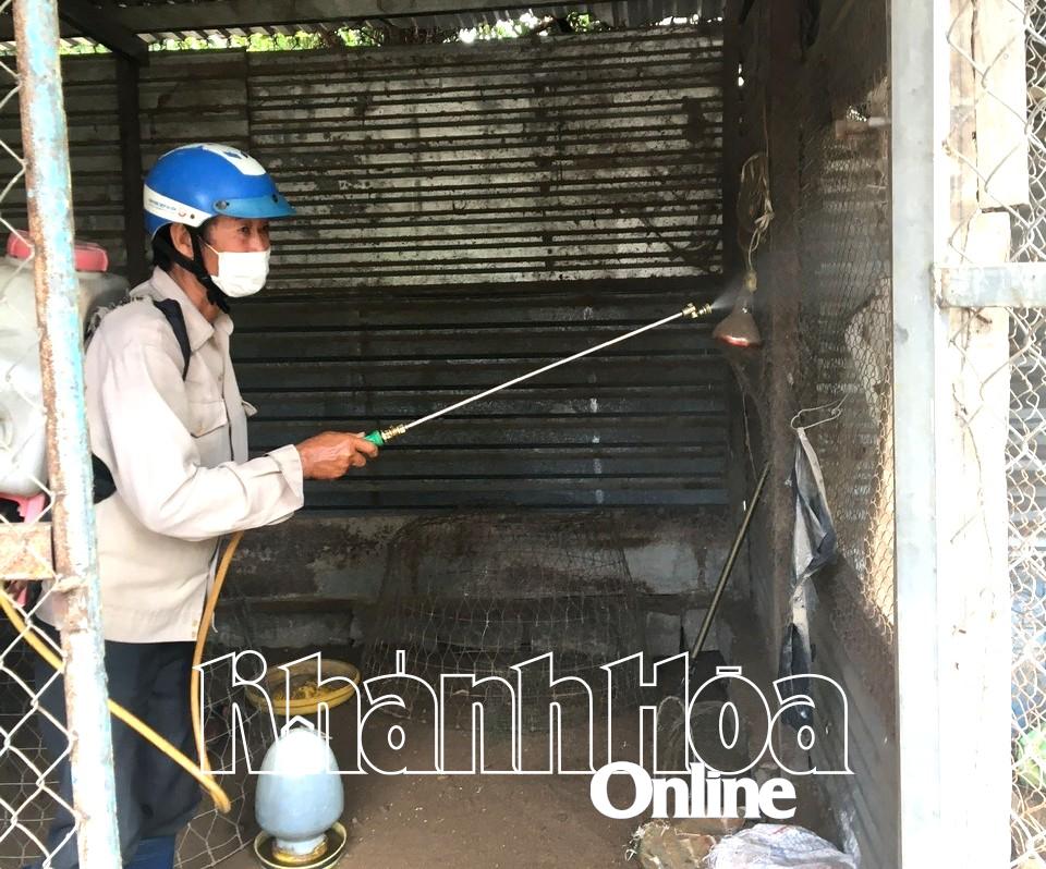 Lực lượng chức năng xã Vạn Hưng tiến hành phuôn hóa chất khử trùng khu vực chăn nuôi gia cầm của người dân.