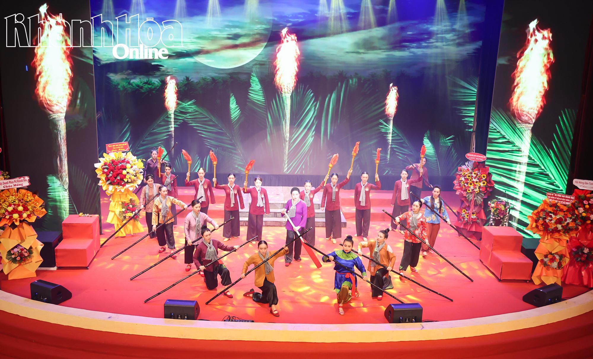 Một tiết mục thể hiện tinh thần bất khuẩt của người phụ nữ trong các cuộc đấu tranh bảo vệ đất nước.