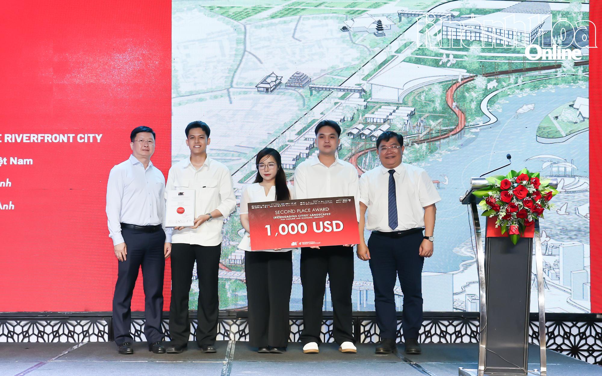 Tiến sĩ Đinh Công Khải - Phó Giám đốc UEH và Giám đốc Sở Tài chính Châu Ngô Anh Nhân trao giải nhì cho đội thi đến từ Trường Đại học Văn Lang.