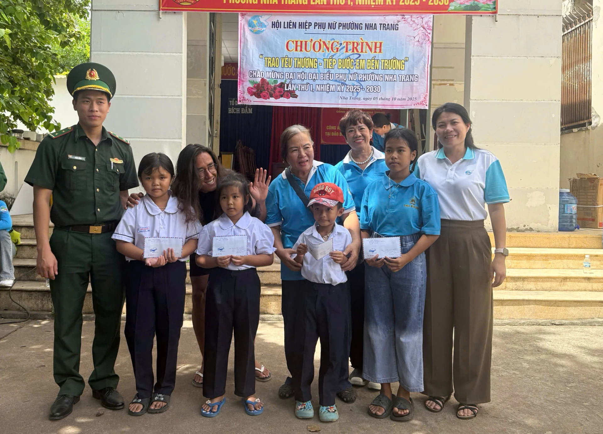 Trao học bổng cho học sinh vượt khó học tốt ở tổ dân phố Bích Đầm.