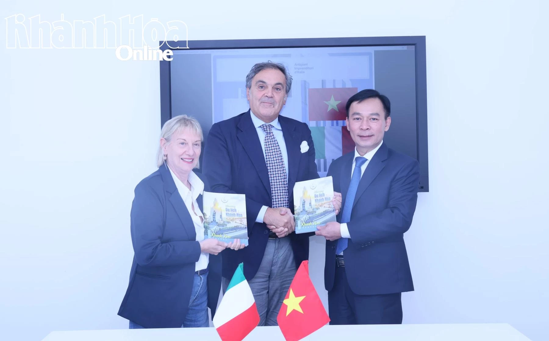 Ông Trương Văn Tiến - Giám đốc Trung tâm Xúc tiến, Đầu tư và Du lịch tỉnh Khánh Hòa tặng cẩm nang du lịch Khánh Hòa cho đại diện Hiệp hội Doanh nghiệp nhỏ và vừa Italia.
