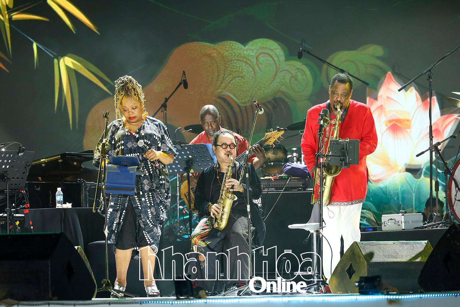 The band from the U.S. performing with Vietnamese saxophonist Tran Manh Tuan in the 1st International Jazz Program - Nha Trang 2024

