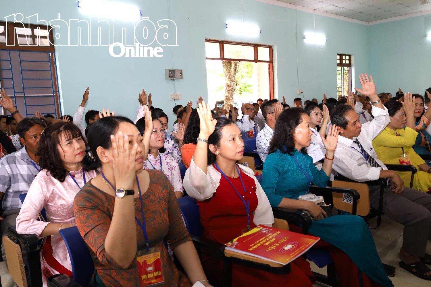 Các đại biểu biểu quyết về nhân sự ủy viên Ủy ban MTTQ Việt Nam xã nhiệm kỳ 2025- 2030.