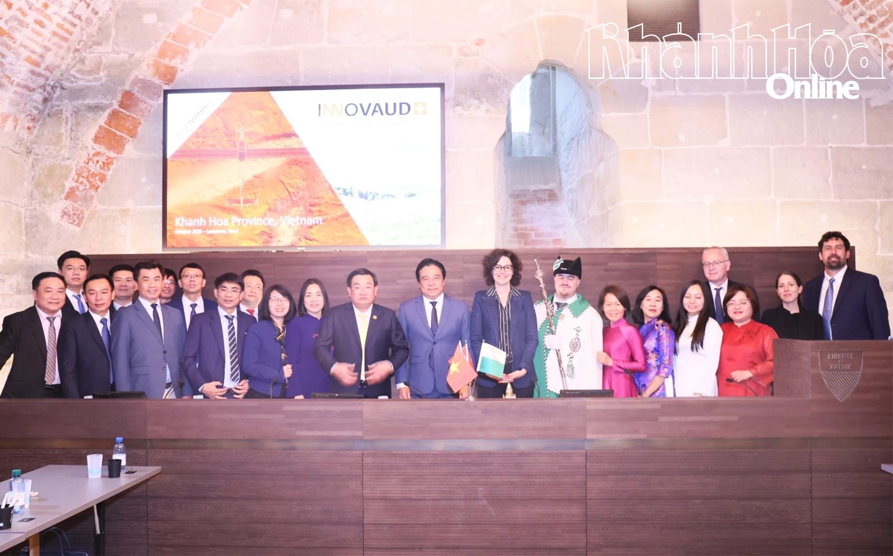 Đoàn công tác tỉnh Khánh Hòa chụp ảnh lưu niệm với chính quyền bang Vaud.
