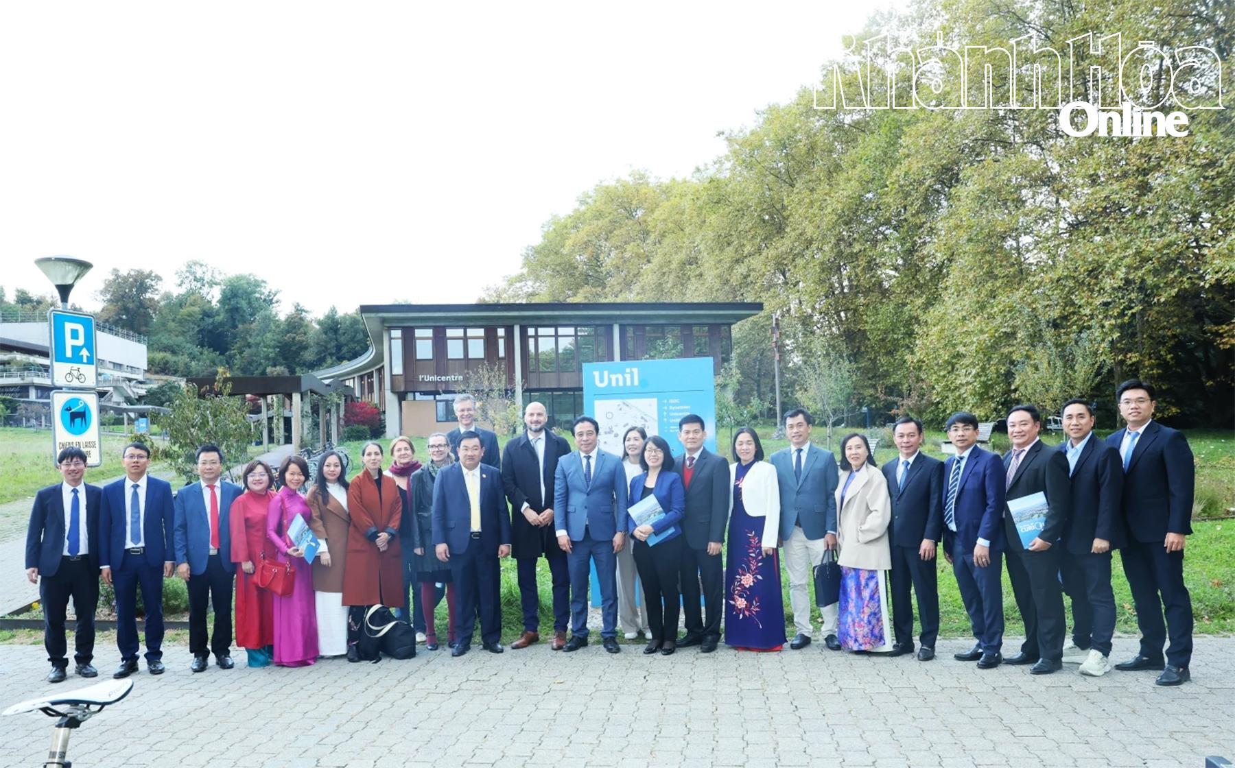 Đoàn công tác tỉnh Khánh Hòa chụp ảnh lưu niệm cùng trường Đạo học Lussanne.