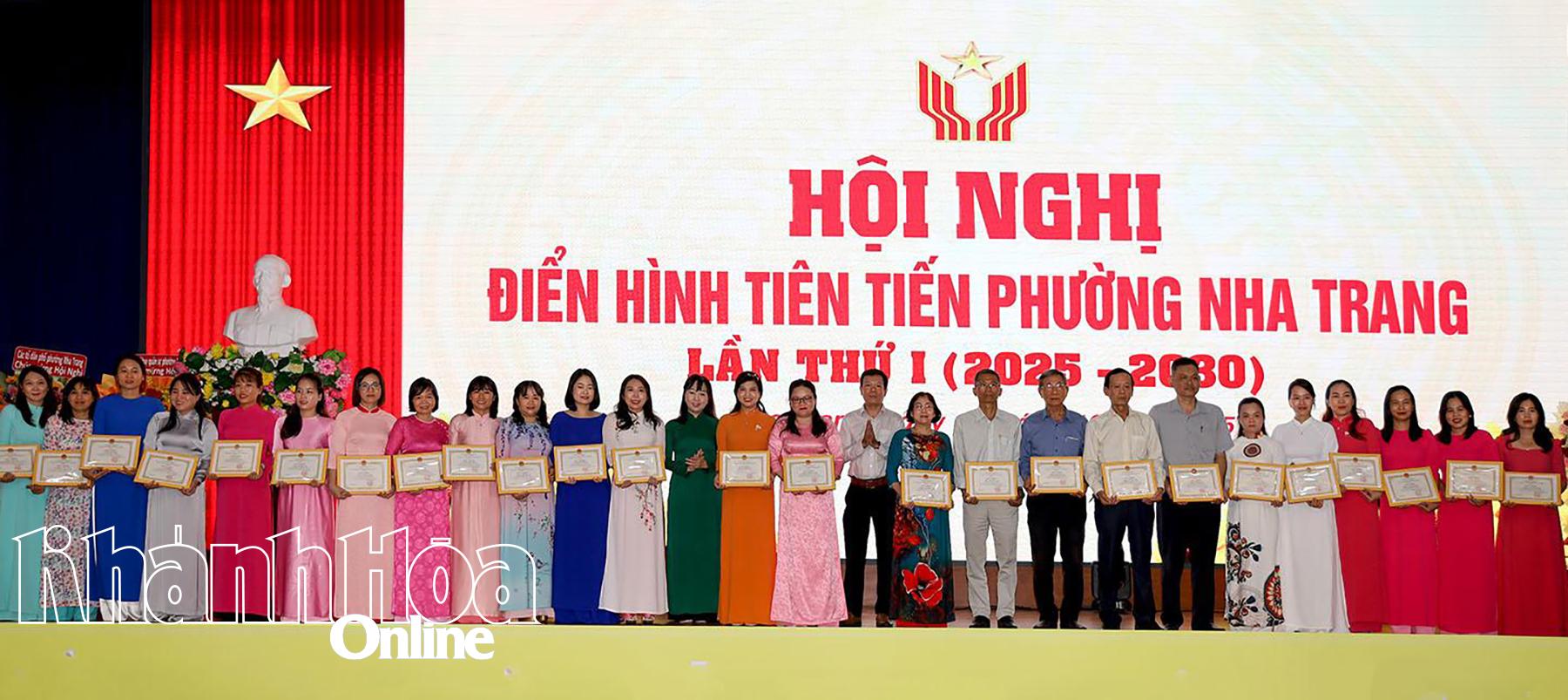 Các cá nhân điển hình tiên tiến nhận giấy khen.