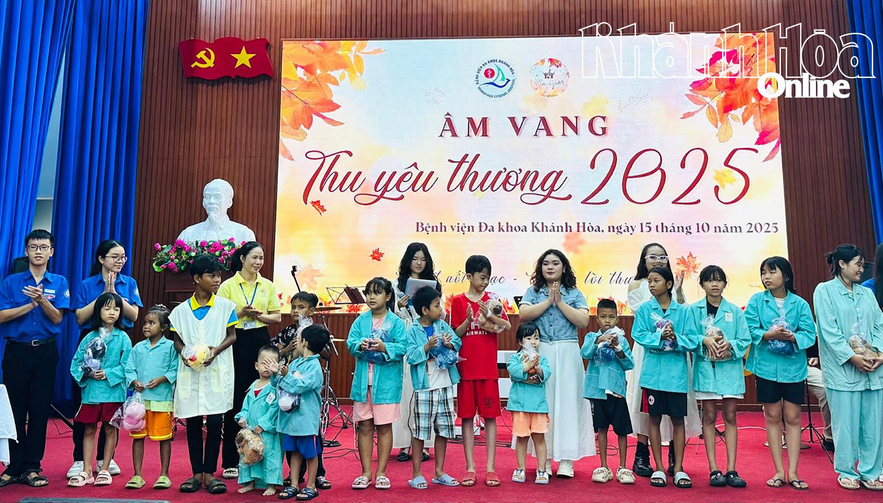 Thành viên nhóm nhạc trao tặng quà cho các bệnh nhân nhi.