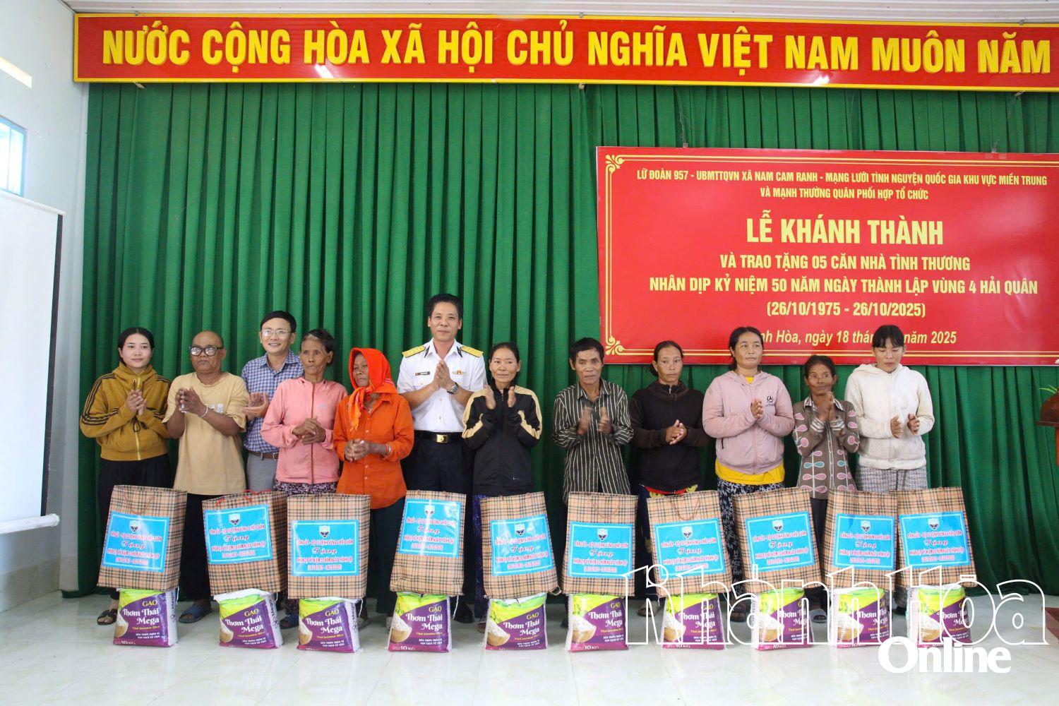 Đại tá Phạm Văn Kết trao quà cho các hộ gia đình có hoàn cảnh khó khăn