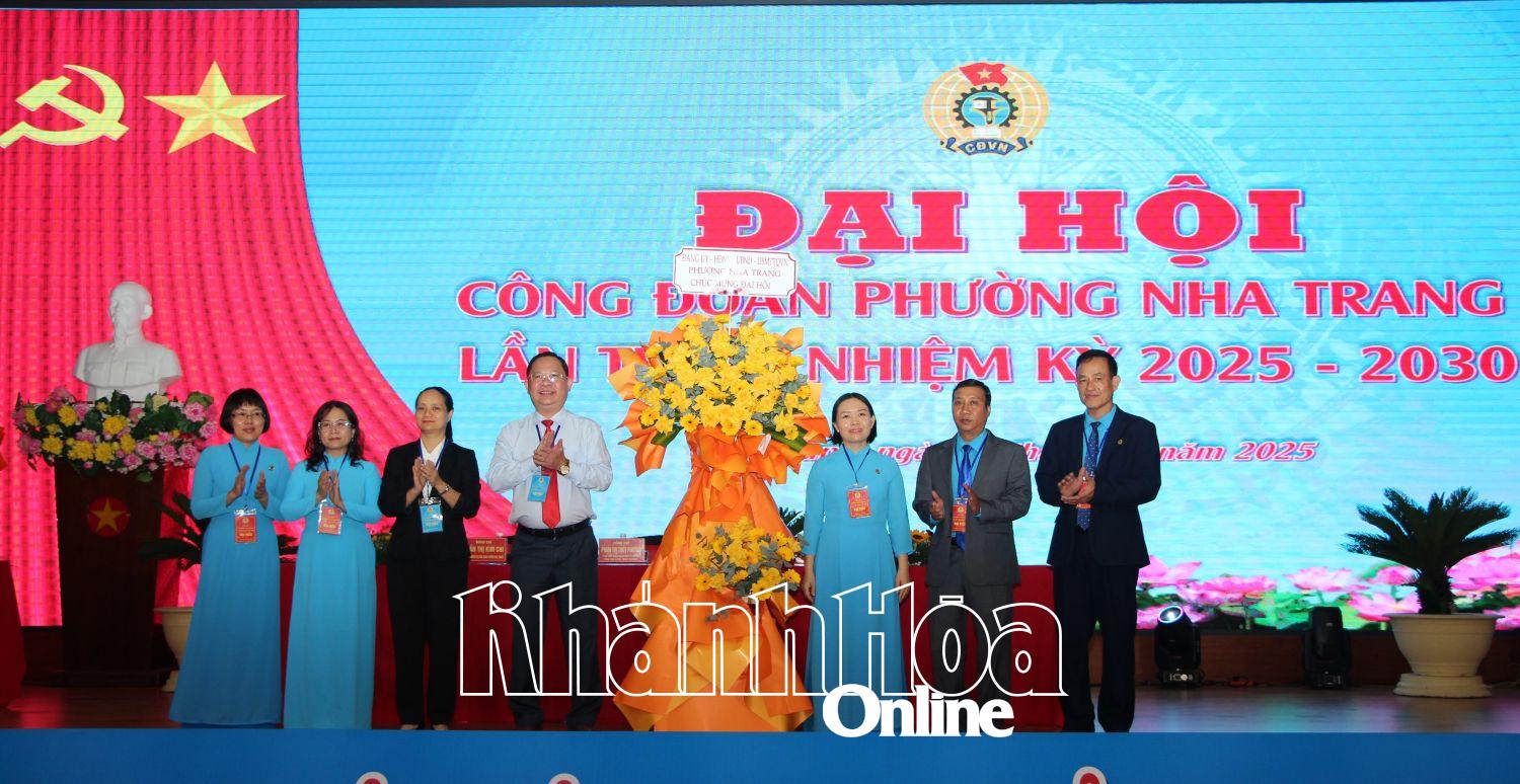 Lãnh đạo phường Nha Trang tặng hoa chúc mừng đại hội.