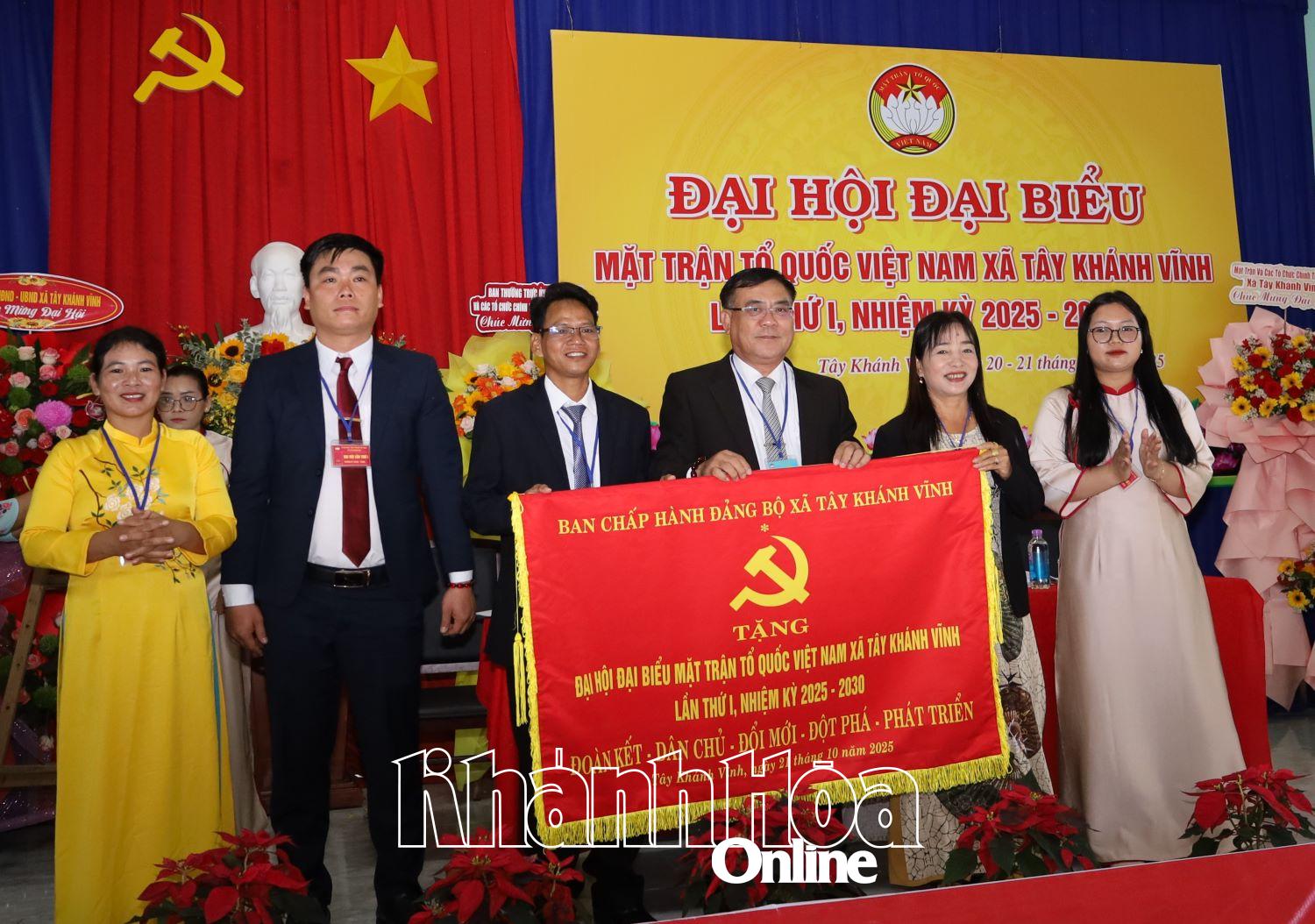 Ban Chấp hành Đảng bộ xã Tây Khánh Vĩnh tặng bức trướng chúc mừng đại hội.