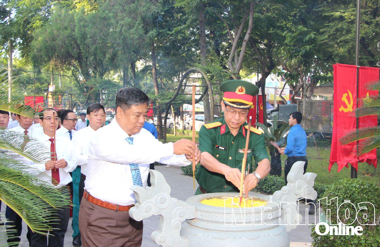 Các đại biểu dâng hương tại bia tưởng niệm chiến sĩ 23 tháng 10.